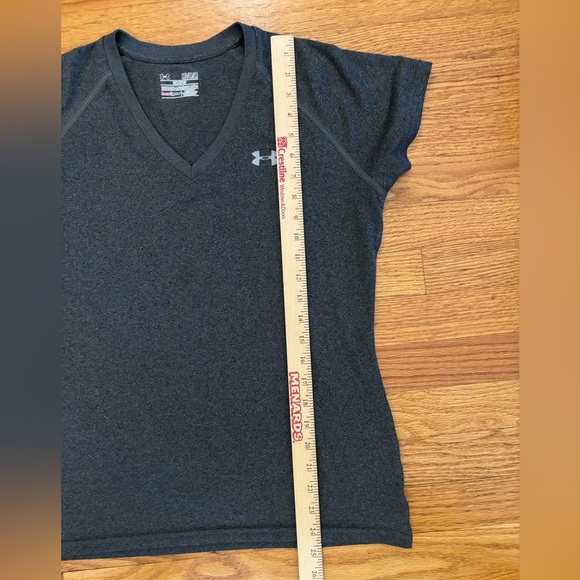 Under Armour Tshirt Women’s Medium Gray Vneck Semi-Fitted Heat Gear Athletic Tee - Picture 4 of 4